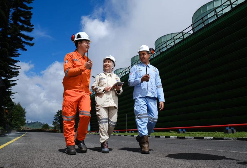 Ilustrasi petugas PLN tengah mengecek keandalan Pembangkit Listrik Tenaga Panas Bumi (PLTP) di Kamojang, Jawa Barat.