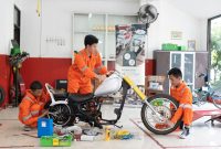 Siswa Sekolah Menengah Kejuruan Negeri (SMKN) 55 Jakarta sedang memodifikasi motor berbahan bakan minyak (BBM) menjadi motor berbahan bakar listrik. PLN melalui program ELVIS (Electric Vehicle Conversion) memberi bantuan dana dan pendampingan SMK di Jakarta untuk menghasilkan kendaraan listrik. Melalui program ini, PLN berupaya meningkatkan kontribusi Tingkat Komponen Dalam Negeri (TKDN) dan tentunya menjadi penggerak terbentuknya kompetensi siswa SMK untuk melakukan konversi kendaraan listrik, sehingga peningkatan penetrasi kendaraan listrik dapat sekaligus meningkatkan lapangan kerja dan mendorong pertumbuhan ekonomi.
