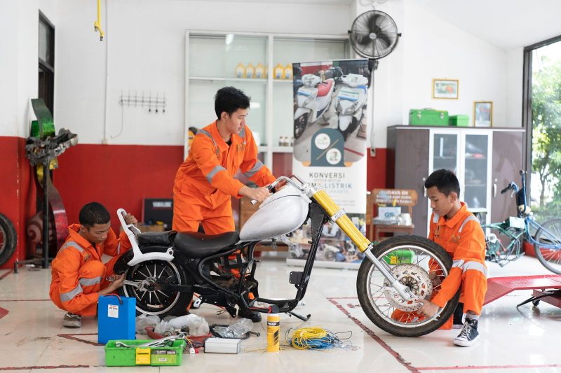 Siswa Sekolah Menengah Kejuruan Negeri (SMKN) 55 Jakarta sedang memodifikasi motor berbahan bakan minyak (BBM) menjadi motor berbahan bakar listrik. PLN melalui program ELVIS (Electric Vehicle Conversion) memberi bantuan dana dan pendampingan SMK di Jakarta untuk menghasilkan kendaraan listrik. Melalui program ini, PLN berupaya meningkatkan kontribusi Tingkat Komponen Dalam Negeri (TKDN) dan tentunya menjadi penggerak terbentuknya kompetensi siswa SMK untuk melakukan konversi kendaraan listrik, sehingga peningkatan penetrasi kendaraan listrik dapat sekaligus meningkatkan lapangan kerja dan mendorong pertumbuhan ekonomi.