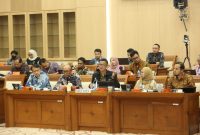 Direktur Utama PLN, Darmawan Prasodjo (tengah) didampingi Direktur Transmisi dan Perencanaan Sistem PLN, Evy Haryadi (kedua dari kiri), Direktur Niaga dan Retail PLN, Edi Srimulyanti (kedua dari kanan), Direktur Utama PLN Icon Plus, Ari Rahmat Indra Cahyadi (kanan), Direktur Utama PLN Energi Primer Indonesia, Iwan Agung Firstantara (kiri), serta jajaran manajemen PLN menghadiri Rapat Dengar Pendapat dengan Komisi VII DPR RI, di Jakarta, Rabu (5/7).