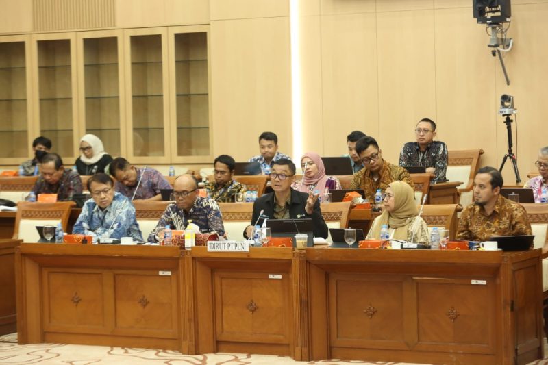 Direktur Utama PLN, Darmawan Prasodjo (tengah) didampingi Direktur Transmisi dan Perencanaan Sistem PLN, Evy Haryadi (kedua dari kiri), Direktur Niaga dan Retail PLN, Edi Srimulyanti (kedua dari kanan), Direktur Utama PLN Icon Plus, Ari Rahmat Indra Cahyadi (kanan), Direktur Utama PLN Energi Primer Indonesia, Iwan Agung Firstantara (kiri), serta jajaran manajemen PLN menghadiri Rapat Dengar Pendapat dengan Komisi VII DPR RI, di Jakarta, Rabu (5/7).