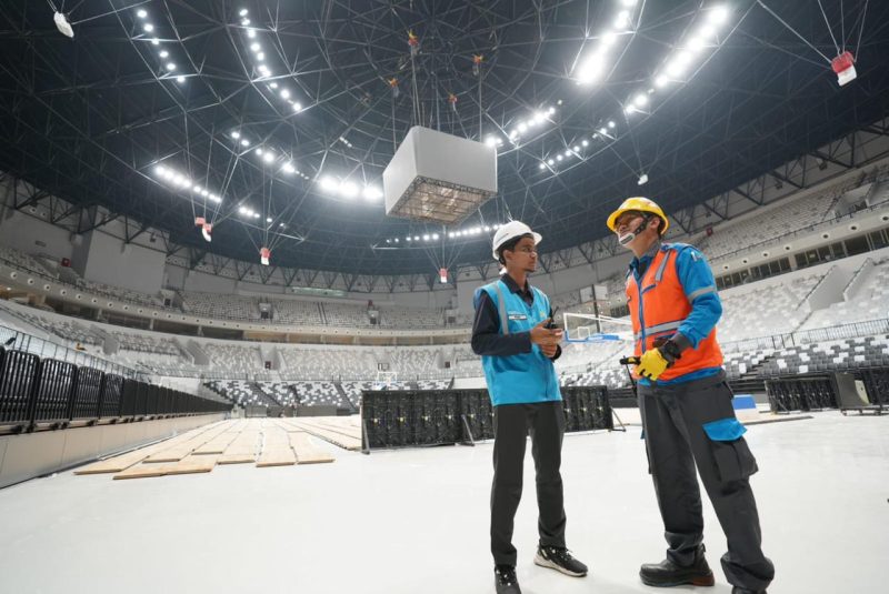 Petugas PLN memastikan keamanan dan keandalan sistem kelistrikan lokasi venue Indoor Multifunction Stadium (IMS) Indonesia Arena di Gelora Bung Karno (GBK) Senayan, Jakarta.