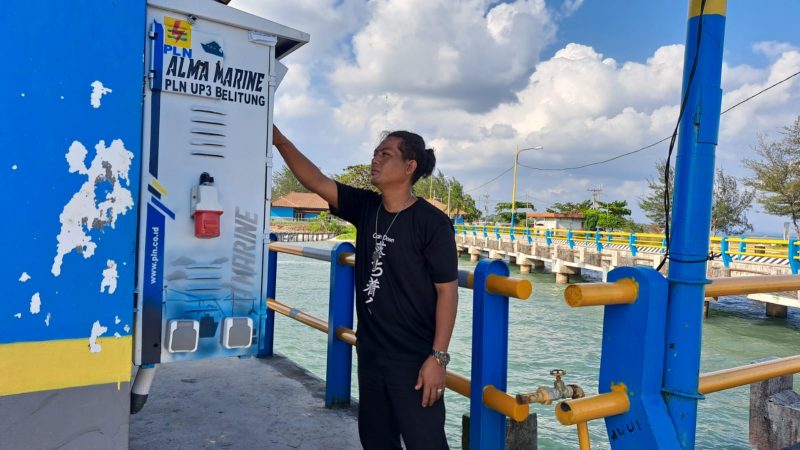 Seorang Anak Buah Kapal (ABK) menggunakan Anjungan Listrik Mandiri (ALMA) untuk keperluan kapal selama bersandar di Dermaga Water Front, Pelabuhan Tanjung Ru, Belitung. ALMA membuat para pelaku usaha perikanan dan perkapalan dapat melakukan penghematan biaya operasionalnya. Karena tidak tergantung lagi dengan bahan bakar minyak untuk mengoperasikan genset saat bersandar.