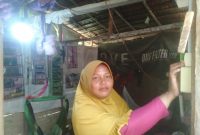 Ekspresi gembira Suryati, warga Desa Lancok, Kecamatan Sawang, Kabupaten Bireuen, Aceh yang merupakan salah satu penerima manfaat program BPBL saat menyalakan lampu di rumahnya.
