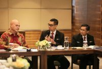 PLN melakukan penjajakan kerja sama terkait suplai listrik ke Desa Wutung di perbatasan Indonesia - Papua Nugini. Kiri ke kanan: John Rosso (Deputi Perdana Menteri Papua Nugini), Darmawan Prasodjo (Direktur Utama PLN), Hartanto Wibowo (Direktur Perencanaan Korporat dan Pengembangan Bisnis PLN)