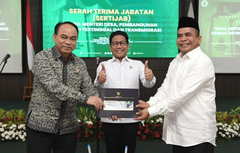 Menkominfo Budi Ari Setiadi menyerahkan Tugas Kepada Paiman Raharjo Sebagai Wakil Menteri Desa PDTT yang baru dilantik oleh Presiden Joko Widodo dan Serah Terima Jabatan disaksikan sekaligus ditandatangani oleh Menteri Desa PDTT Abdul Halim Iskandar di Kantor Kemendes PDTT.Jakarta,Senin (24/7/2023).

Foto : Mugi / Kemendes PDTT