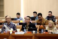 Direktur Utama PLN, Darmawan Prasodjo (tengah) didampingi Direktur Transmisi dan Perencanaan Sistem PLN, Evy Haryadi (kiri), serta Direktur Niaga dan Retail PLN, Edi Srimulyanti (kanan) saat menyampaikan paparan pada Rapat Dengar Pendapat dengan Komisi VII DPR RI, di Jakarta, Rabu (5/7). Dirinya menyampaikan, PLN melakukan berbagai upaya untuk menjaga kondisi supply and demand. Mulai dari mengatur beban pasokan listrik, meningkatkan pertumbuhan konsumsi listrik hingga efisiensi operasional.