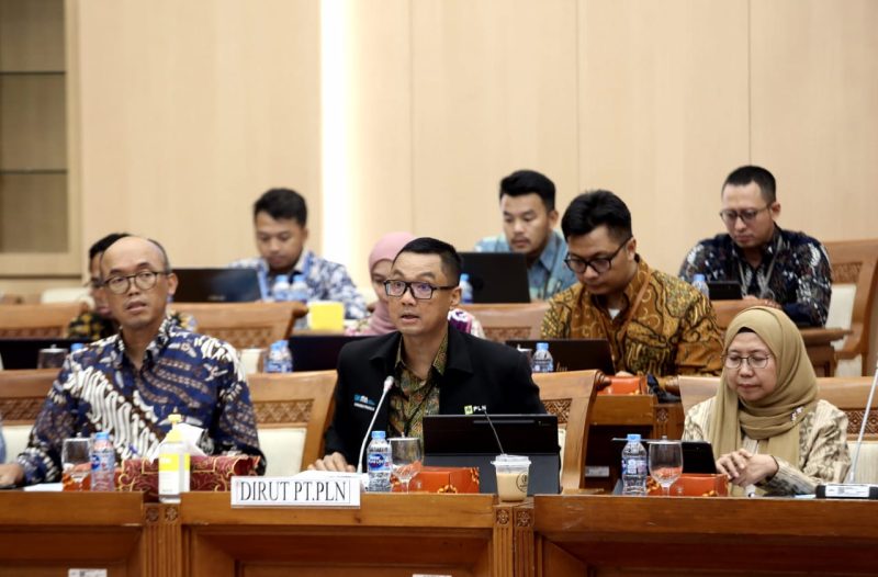 Direktur Utama PLN, Darmawan Prasodjo (tengah) didampingi Direktur Transmisi dan Perencanaan Sistem PLN, Evy Haryadi (kiri), serta Direktur Niaga dan Retail PLN, Edi Srimulyanti (kanan) saat menyampaikan paparan pada Rapat Dengar Pendapat dengan Komisi VII DPR RI, di Jakarta, Rabu (5/7). Dirinya menyampaikan, PLN melakukan berbagai upaya untuk menjaga kondisi supply and demand. Mulai dari mengatur beban pasokan listrik, meningkatkan pertumbuhan konsumsi listrik hingga efisiensi operasional.