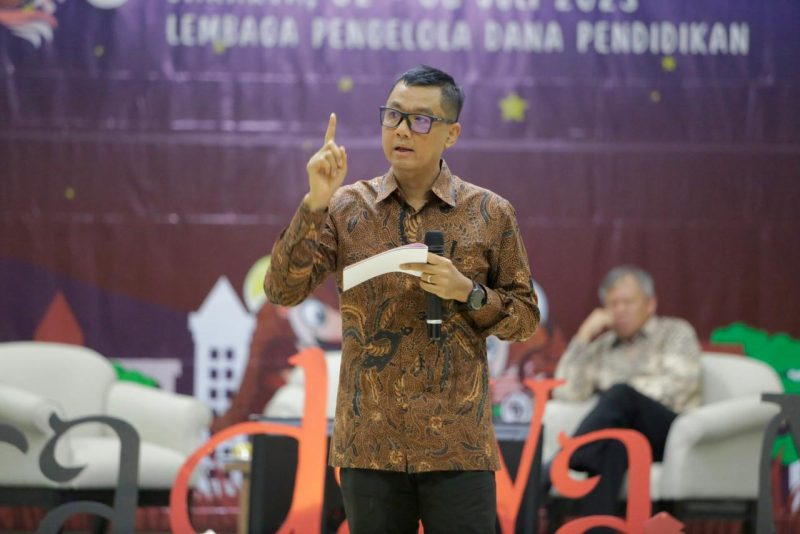 Direktur Utama PLN, Darmawan Prasodjo saat menjadi pembicara pada Persiapan Keberangkatan (PK) Beasiswa Pendidikan Indonesia (BPI) Lembaga Pengelolaan Dana Pendidikan (LPDP) di Mercure Hotel Ancol Jakarta pada Jumat, (7/7).