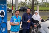 (Kiri ke kanan): Nico Sugara PLT Manager ULP Pangandaran, Muhammad Kamal Setiawan GM The Allure Villas, dan Susiana Mutia GM PLN UID Jawa Barat melakukan pengisian mobil listrik untuk pertama kali di SPKLU Kawasan Wisata Pangandaran