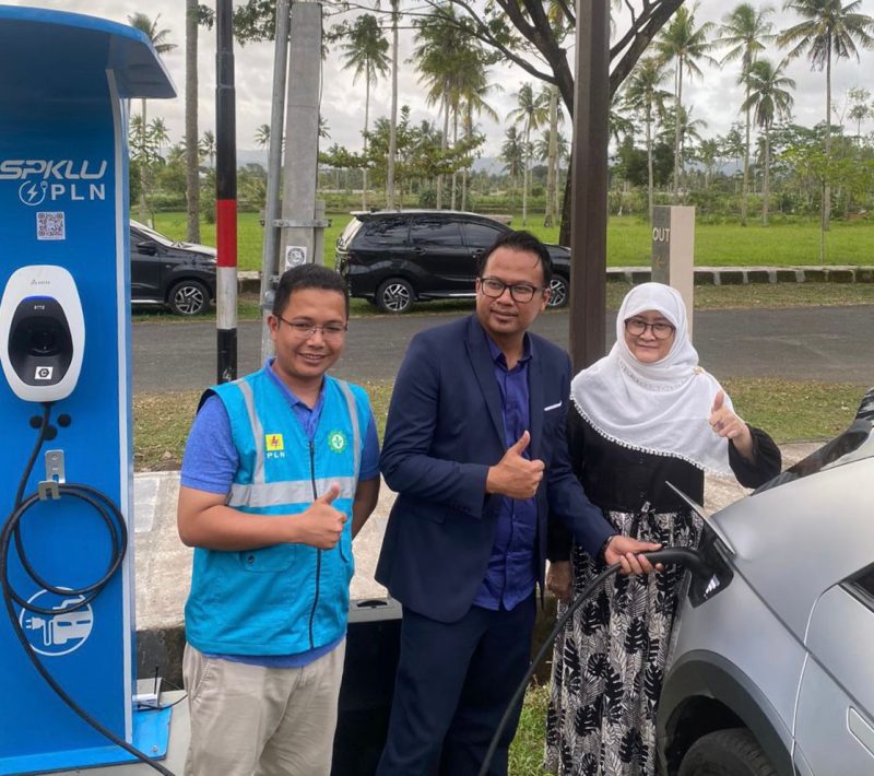 (Kiri ke kanan): Nico Sugara PLT Manager ULP Pangandaran, Muhammad Kamal Setiawan GM The Allure Villas, dan Susiana Mutia GM PLN UID Jawa Barat melakukan pengisian mobil listrik untuk pertama kali di SPKLU Kawasan Wisata Pangandaran