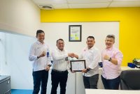 Dari kiri ke kanan: Manager Pemasaran PLN Unit Induk Distribusi Riau dan Kepulauan Riau, Syahri Mara Bagyo, Manager Unit Pelaksana Pelayanan Pelanggan Pekanbaru, Hendratua Parulian Manurung, Servis Departemen Head United Tractors Pekanbaru, Edy Saputra, Admin Departemen Head United Tractors Pekanbaru, Stephen Boynardi saat penyerahan Renewable Energy Certificate di kantor PT United Tractors Tbk Cabang Pekanbaru, Senin (17/7).