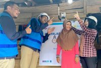 Simbolis bantuan pemasangan listrik salah satu Kabupaten Gowa, Salmawati. Kiri ke kanan: Roesmin (Senior Manager Keuangan, Komunikasi dan Umum PLN UID Sulselrabar), Moch. Andy Adchaminoerdin (General Manager PLN UID Sulselrabar), Salmawati (penerima bantuan pemasangan listrik gratis), Andi Tenri Indah (Wakil Ketua DPRD Gowa).