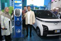 Display instalasi home charging pada Periklindo Electric Vehicle Show (PEVS) pada 17 - 21 Mei 2023 yang dihadiri Direktur Retail dan Niaga PLN, Edi Srimulyanti (kiri) dan Kepala Staf Kepresidenan/Ketua Umum Periklindo, Moeldoko (kanan)