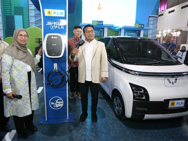 Display instalasi home charging pada Periklindo Electric Vehicle Show (PEVS) pada 17 - 21 Mei 2023 yang dihadiri Direktur Retail dan Niaga PLN, Edi Srimulyanti (kiri) dan Kepala Staf Kepresidenan/Ketua Umum Periklindo, Moeldoko (kanan)