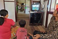 Samirin (45) bersama keluarganya kini bisa menikmati hiburan di televisi pada siang hari setelah PLN berhasil mengalirkan listrik 24 jam ke Desa Temajuk, Kabupaten Sambas, Kalimantan Barat. Desa tersebut menjadi desa terluar yang berbatasan langsung dengan Malaysia.