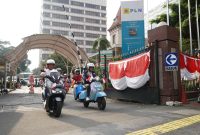 Kiri ke kanan: General Manager PLN UID Jakarta Raya, Lasiran dan Menteri Perhubungan Republik Indonesia, Budi Karya Sumadi memimpin konvoi motor listrik dengan titik start dari kantor PLN UID Jakarta Raya.