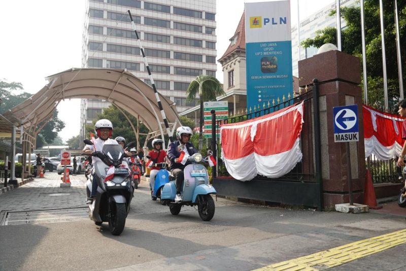 Kiri ke kanan: General Manager PLN UID Jakarta Raya, Lasiran dan Menteri Perhubungan Republik Indonesia, Budi Karya Sumadi memimpin konvoi motor listrik dengan titik start dari kantor PLN UID Jakarta Raya.