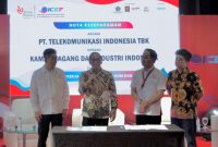 (Kiri ke kanan) Ketua Umum Kamar Dagang dan Industri (KADIN) Indonesia Arsjad Rasjid, EVP Digital Business & Technology Telkom Komang Budi Aryasa, Wakil Ketua Umum KADIN Wilayah Sulawesi Kukrit Suryo Wicaksono, dan CEO PaDi UMKM Jimmy Karisma Ramadhan pada acara penandatanganan Memorandum of Understanding (MoU) sinergi dalam upaya mendorong pertumbuhan ekonomi digital Indonesia antara KADIN & Telkom di sela perhelatan Indonesia Catalogue Expo and Forum (ICEF) 2023, di Jakarta beberapa waktu lalu.