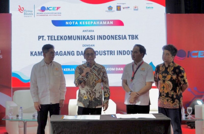 (Kiri ke kanan) Ketua Umum Kamar Dagang dan Industri (KADIN) Indonesia Arsjad Rasjid, EVP Digital Business & Technology Telkom Komang Budi Aryasa, Wakil Ketua Umum KADIN Wilayah Sulawesi Kukrit Suryo Wicaksono, dan CEO PaDi UMKM Jimmy Karisma Ramadhan pada acara penandatanganan Memorandum of Understanding (MoU) sinergi dalam upaya mendorong pertumbuhan ekonomi digital Indonesia antara KADIN & Telkom di sela perhelatan Indonesia Catalogue Expo and Forum (ICEF) 2023, di Jakarta beberapa waktu lalu.