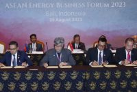 Penandatanganan MoU antara Perusahaan Listrik Negara (PLN), ASEAN Centre for Energy (ACE), Tenaga Nasional Berhad (TNB), dan Sabah Electricity Sdn Bhd (SESB) disaksikan jajaran Menteri Energi negara-negara ASEAN untuk pengembangan interkoneksi RI-Malaysia pada ASEAN Energy Business Forum di Bali, Jumat,(25/8). Kiri ke kanan: Mohd. Yaakob Jaafar (Chief Executive Officer of SESB, Malaysia), Nuki Agya Utama (Executive Director of ACE), Darmawan Prasodjo (Direktur Utama PLN, Indonesia), dan Dato' Indera Ir. Baharin (President and Chief Executive Officer of TNB, Malaysia).