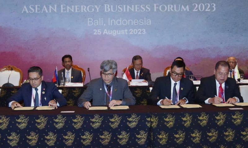 Penandatanganan MoU antara Perusahaan Listrik Negara (PLN), ASEAN Centre for Energy (ACE), Tenaga Nasional Berhad (TNB), dan Sabah Electricity Sdn Bhd (SESB) disaksikan jajaran Menteri Energi negara-negara ASEAN untuk pengembangan interkoneksi RI-Malaysia pada ASEAN Energy Business Forum di Bali, Jumat,(25/8). Kiri ke kanan: Mohd. Yaakob Jaafar (Chief Executive Officer of SESB, Malaysia), Nuki Agya Utama (Executive Director of ACE), Darmawan Prasodjo (Direktur Utama PLN, Indonesia), dan Dato' Indera Ir. Baharin (President and Chief Executive Officer of TNB, Malaysia).