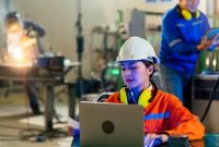 Seorang pegawai startup Imajin sedang membuat desain parts untuk mesin. Imajin, adalah startup yang bergerak dalam industri manufaktur mulai pembuatan molds, dies, parts hingga penyewaan mesin CNC (Computer Numerical Control).