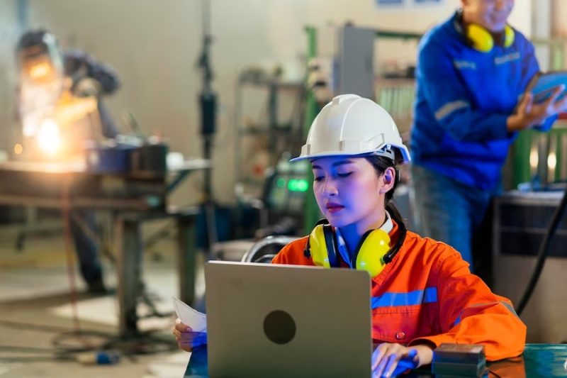 Seorang pegawai startup Imajin sedang membuat desain parts untuk mesin. Imajin, adalah startup yang bergerak dalam industri manufaktur mulai pembuatan molds, dies, parts hingga penyewaan mesin CNC (Computer Numerical Control).