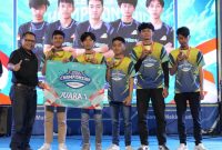 Direktur Bisnis Konektivitas PLN ICON Plus, Sigit Witjaksono (kiri) saat menyerahkan hadiah kepada Tim Esports Madura Prime dari Jawa Timur yang tampil sebagai Juara I pada Grand Final PLN ICONNET Mobile Legends Championship 2023, Sabtu (26/8) di Sleman City Hall, Yogyakarta.