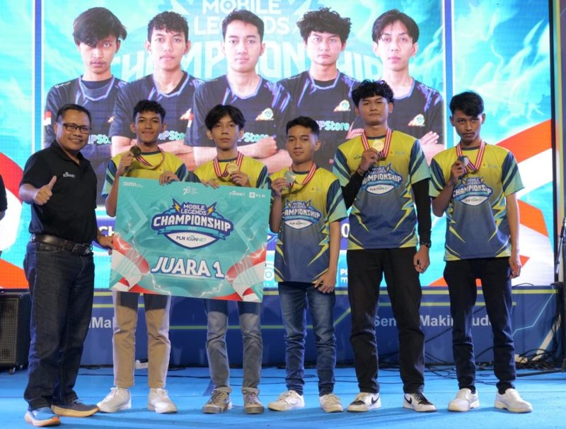 Direktur Bisnis Konektivitas PLN ICON Plus, Sigit Witjaksono (kiri) saat menyerahkan hadiah kepada Tim Esports Madura Prime dari Jawa Timur yang tampil sebagai Juara I pada Grand Final PLN ICONNET Mobile Legends Championship 2023, Sabtu (26/8) di Sleman City Hall, Yogyakarta.