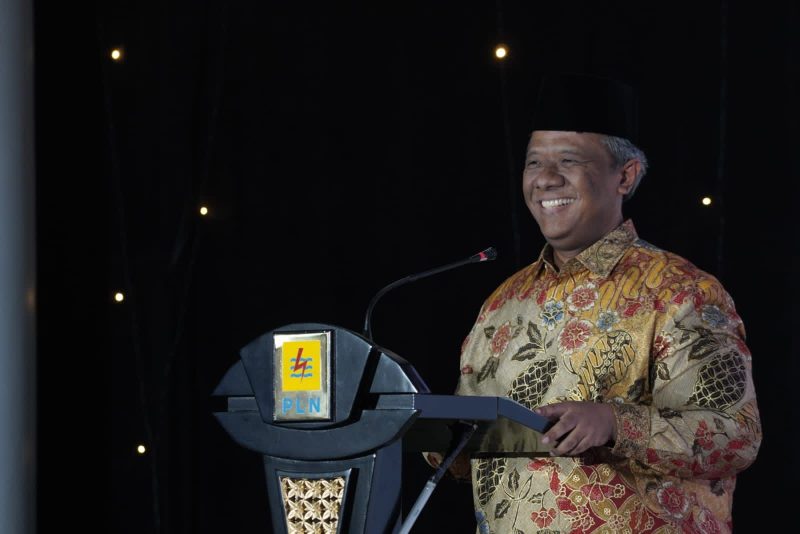 Salah satu Dewan Pembina YBM PLN sekaligus Direktur Legal dan Human Capital PLN, Yusuf Didi Setiarto saat menyampaikan sambutan dan inspirasi Muharram Bercahaya 1445 H YBM PLN secara nasional.