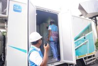 Personil siaga PLN melakukan pengecekan kondisi beban pemakaian listrik di lokasi kegiatan setiap 15 menit sekali pada peralatan pendukung UPS 100 kVA.