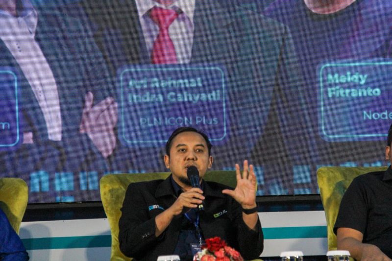 Direktur Utama PLN Icon Plus, Ari Rahmat Indra Cahyadi saat menjadi narasumber dalam acara Indonesia Digital Conference bertajuk ‘Artificial Intelligence for Business Transformation’ di Bandung, Selasa (22/8). Menurutnya, kehadiran teknologi AI ini kini menjadi fokus PLN dalam pengembangan digitalisasi proses bisnis mulai dari pembangkitan hingga pelayanan pelanggan. PLN Icon Plus sebagai Sub Holding yang bergerak dalam bidang digital, bersama PLN terus mengembangkan kapabilitas SDM dan teknologi 