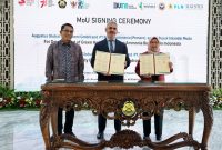 Melalui MoU ini, PLN berkomitmen menyediakan listrik andal untuk pengembangan green hydrogen dan green ammonia di Indonesia. Kiri ke kanan: Dadan Kusdiana (Sekjen Kementerian ESDM), Fadi Krikor (Chairman & CEO AGI), dan Edi Srimulyanti (Direktur Retail & Niaga PLN).