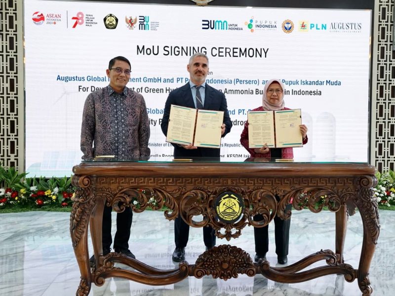Melalui MoU ini, PLN berkomitmen menyediakan listrik andal untuk pengembangan green hydrogen dan green ammonia di Indonesia. Kiri ke kanan: Dadan Kusdiana (Sekjen Kementerian ESDM), Fadi Krikor (Chairman & CEO AGI), dan Edi Srimulyanti (Direktur Retail & Niaga PLN).