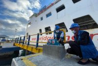 Petugas PLN mengecek kondisi Anjungan Listrik Mandiri (ALMA) yang digunakan oleh kapal yang sedang bersandar di Pelabuhan Bastiong Ternate.