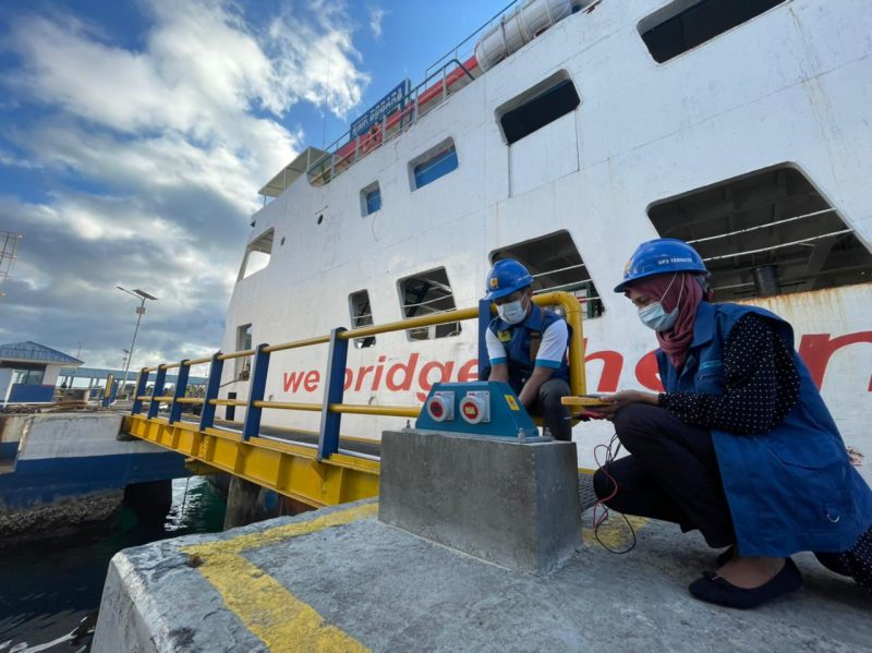 Petugas PLN mengecek kondisi Anjungan Listrik Mandiri (ALMA) yang digunakan oleh kapal yang sedang bersandar di Pelabuhan Bastiong Ternate.