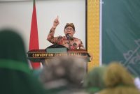 Menteri Desa, Pembangunan Daerah Tertinggal, dan Transmigrasi Abdul Halim Iskandar didampingi Kepala Pusat PPMDDTT M Yusra, PJ Bupati Bireuen Aulia Sofyan, Anggota Komisi V DPR RI Ruslan M Daud, Kepala Dinas PMD Kabupaten Bireuen, Kepala BPJS Ketenagakerjaan Cabang Banda aceh menghadiri Rapat Sinergitas dan Konsolidasi TPP dalam Pemberdayaan Masyarakat Desa di hadapan ribuan pendamping desa se-Provinsi Aceh di Kabupaten Bireuen Provinsi Aceh di Aula Hj. Fauziah Convention Hall, Jumat (4/8/2023)

Foto : Mugi/KemendesPDTT