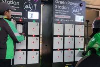 Pengemudi ojek online sedang melakukan proses penukaran baterai atau battery swap pada Stasiun Penukaran Baterai Kendaraan Listrik Umum (SPBKLU) di Jakarta. Saat ini sudah terdapat lebih dari 1.400   SPBKLU tersebar di seluruh Indonesia.