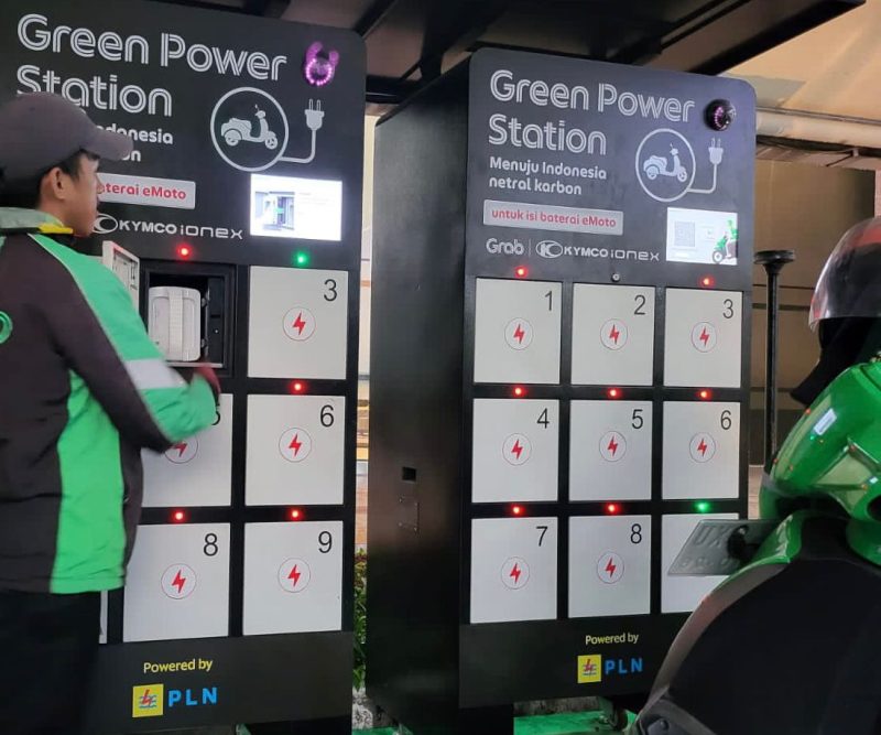 Pengemudi ojek online sedang melakukan proses penukaran baterai atau battery swap pada Stasiun Penukaran Baterai Kendaraan Listrik Umum (SPBKLU) di Jakarta. Saat ini sudah terdapat lebih dari 1.400   SPBKLU tersebar di seluruh Indonesia.