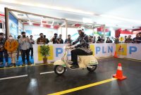 Direktur Utama PLN Darmawan Prasodjo menjajal skuter listrik hasil konversi pada acara Indonesia International Motor Show, di Jakarta, (16/2). PLN membuat program konversi motor listrik bagi pegawai. Sebanyak 50 motor berbahan bakar minyak milik pegawai yang mendaftar pertama akan dikonversi menjadi motor listrik secara gratis.