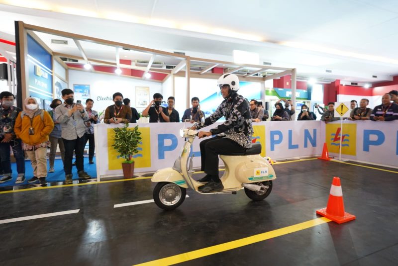 Direktur Utama PLN Darmawan Prasodjo menjajal skuter listrik hasil konversi pada acara Indonesia International Motor Show, di Jakarta, (16/2). PLN membuat program konversi motor listrik bagi pegawai. Sebanyak 50 motor berbahan bakar minyak milik pegawai yang mendaftar pertama akan dikonversi menjadi motor listrik secara gratis.