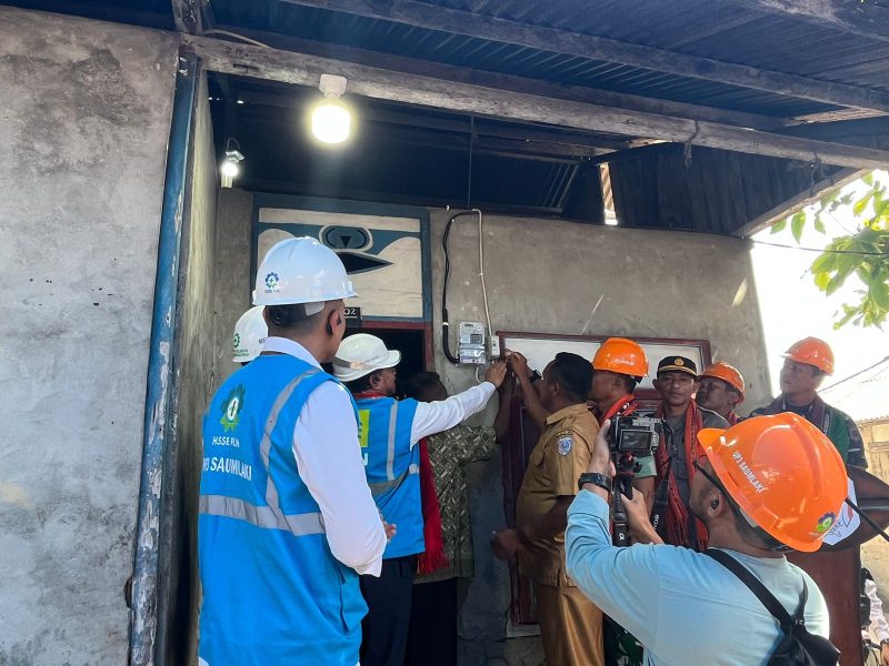 Penyalaan listrik secara simbolis di salah satu rumah warga di Desa Matakus oleh General Manager PLN UIW Maluku dan Maluku Utara, Kepala Desa Matakus, dan salah satu warga masyarakat Desa Matakus serta didampingi oleh Forkopimda Kabupaten Kepulauan Tanimbar, dan Jajaran Manajemen PLN UIW Maluku dan Maluku Utara.