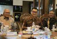 Direktur Utama PLN, Darmawan Prasodjo (tengah) didampingi Komisaris Utama PLN, Amien Sunaryadi (kiri), Direktur LHC PLN, Yusuf Didi Setiarto (kanan) menyampaikan bahwa kerja sama antara PLN dan TII bertujuan meningkatkan sustainability perusahaan.