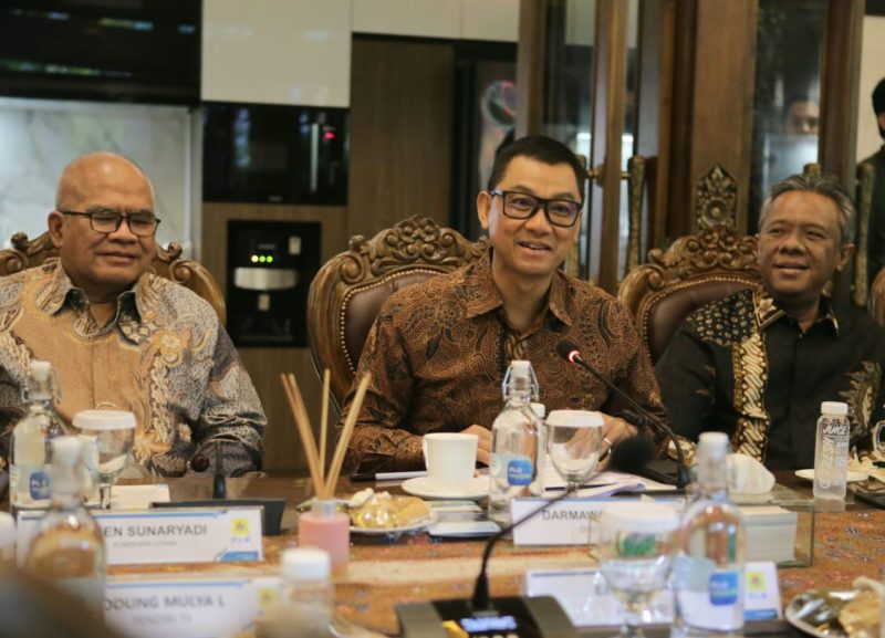 Direktur Utama PLN, Darmawan Prasodjo (tengah) didampingi Komisaris Utama PLN, Amien Sunaryadi (kiri), Direktur LHC PLN, Yusuf Didi Setiarto (kanan) menyampaikan bahwa kerja sama antara PLN dan TII bertujuan meningkatkan sustainability perusahaan.