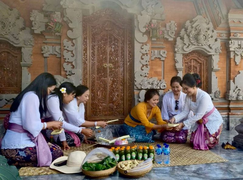 Para peserta Spouse Program saat membuat Canang yang merupakan salah satu bentuk kebudayaan masyarakat Bali. Kiri ke kanan: Spouse of Under Secretary of State of Ministry of Mines and Energy Cambodia Preap Tyda, Panitia Spouse Program Komang Ayu, Spouse Menteri ESDM sekaligus Penasehat DWP KESDM Ratna Arifin Tasrif, Warga Asli Penglipuran Ni Luh Merdani, Spouse of Minister of Energy and Mines Lao PDR Phonethida Saysida, Spouse Direktur Utama PLN sekaligus Ketua PIKK PLN Diny Darmawan Prasodjo.