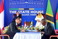 Presiden Republik Indonesia, Joko Widodo (belakang-kiri) dan Presiden Tanzania, Samia Suluhu Hassan (belakang-kanan) menyaksikan penandatanganan Memorandum of Understanding antara Direktur Utama PLN, Darmawan Prasodjo (depan-kiri) dan Managing Director TANESCO, Maharage A Chande (depan-kanan) tentang kerja sama dan pendampingan di sub-sektor ketenagalistrikan di Dar Es Salaam, Tanzania pada Selasa (22/8).