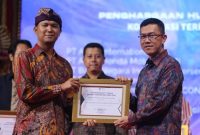 Serikat Perusahaan Pers memberikan penghargaan kepada PLN sebagai korporasi terpopuler di media arus utama 2023. Penghargaan diserahkan oleh CEO KAZEE Digital Indonesia, I Made Ariya Sanjaya (kiri) kepada Direktur Utama PLN yang diwakili Senior Manager Komunikasi dan Umum PLN Unid Induk Distribusi Bali, Krisantus Hendro Setyawan (kanan).