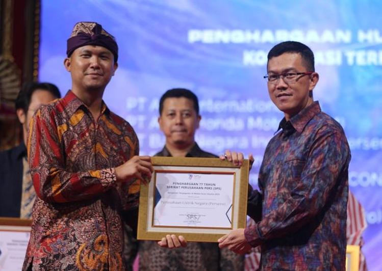 Serikat Perusahaan Pers memberikan penghargaan kepada PLN sebagai korporasi terpopuler di media arus utama 2023. Penghargaan diserahkan oleh CEO KAZEE Digital Indonesia, I Made Ariya Sanjaya (kiri) kepada Direktur Utama PLN yang diwakili Senior Manager Komunikasi dan Umum PLN Unid Induk Distribusi Bali, Krisantus Hendro Setyawan (kanan).