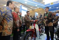 Direktur Utama PLN Darmawan Prasodjo (kanan) saat menerangkan terkait keunggulan konversi motor listrik kepada Menteri Energi Sumber Daya dan Mineral (ESDM) Arifin Tasrif (kedua dari kanan), Direktur Jenderal Energi Baru, Terbarukan, dan Konservasi Energi (EBTKE) Dadan Kusdiana (ketiga dari kanan), Ketua Steering Committee Indonesia EBTKE ConEx 2023 Eka Satria (kedua dari kiri), dan Anggota Dewan Energi Nasional Satya Widya Yudha (kiri) dalam acara The 11th EBTKE ConEx 2023 di Tangerang.